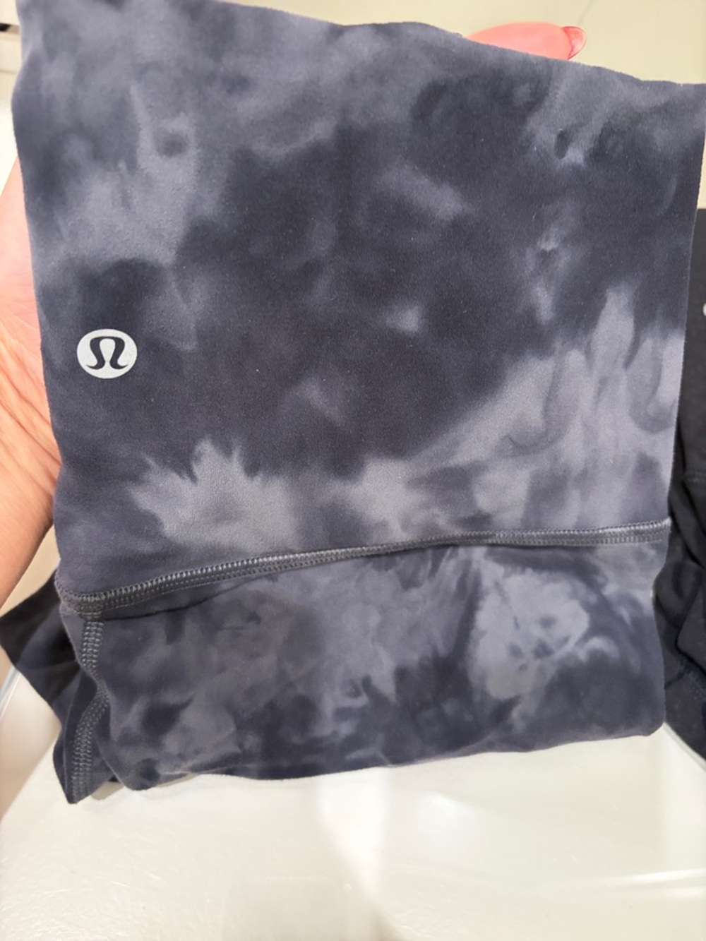 lululemon athletica 3 women’s Black & Dark Gray Patterned leggings. - Picture 4 of 6